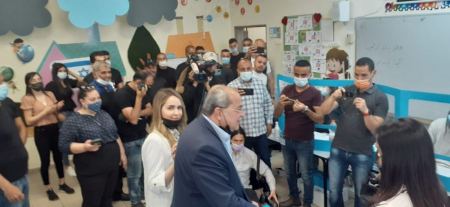 النائب احمد الطيبي يدلي بصوته في مدينة الطيبة